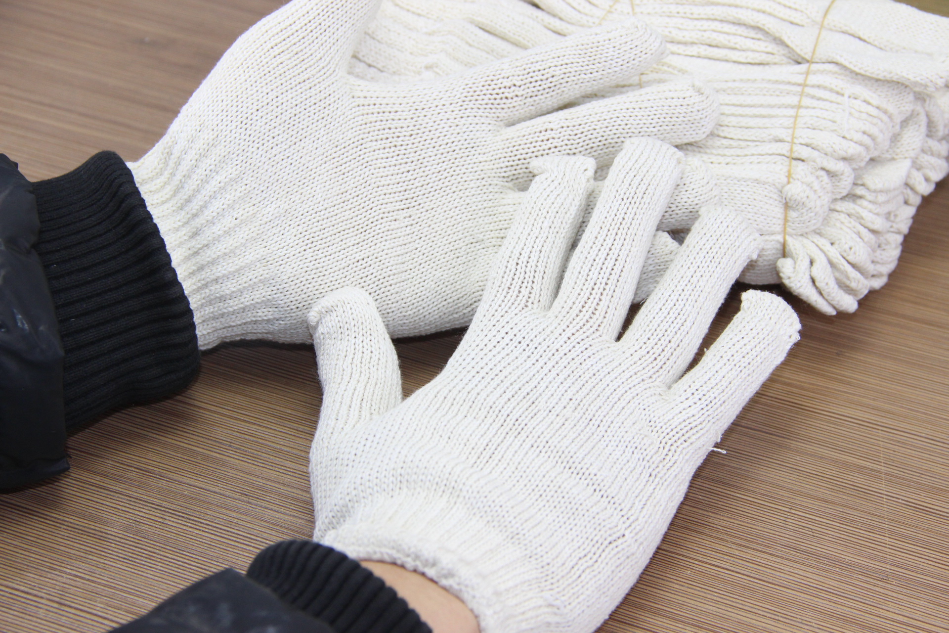 10双棉线手套 防护手套 10元店劳保批发货源保护线制手套临沂百货