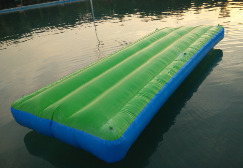 厂家生产支架水池跳跳床水上大型充气玩具定制智勇闯关乐园成都