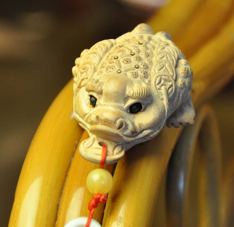 肥城桃木工艺品 fdj-2340精雕金蟾手把件 福临桃木剑 桃木把件