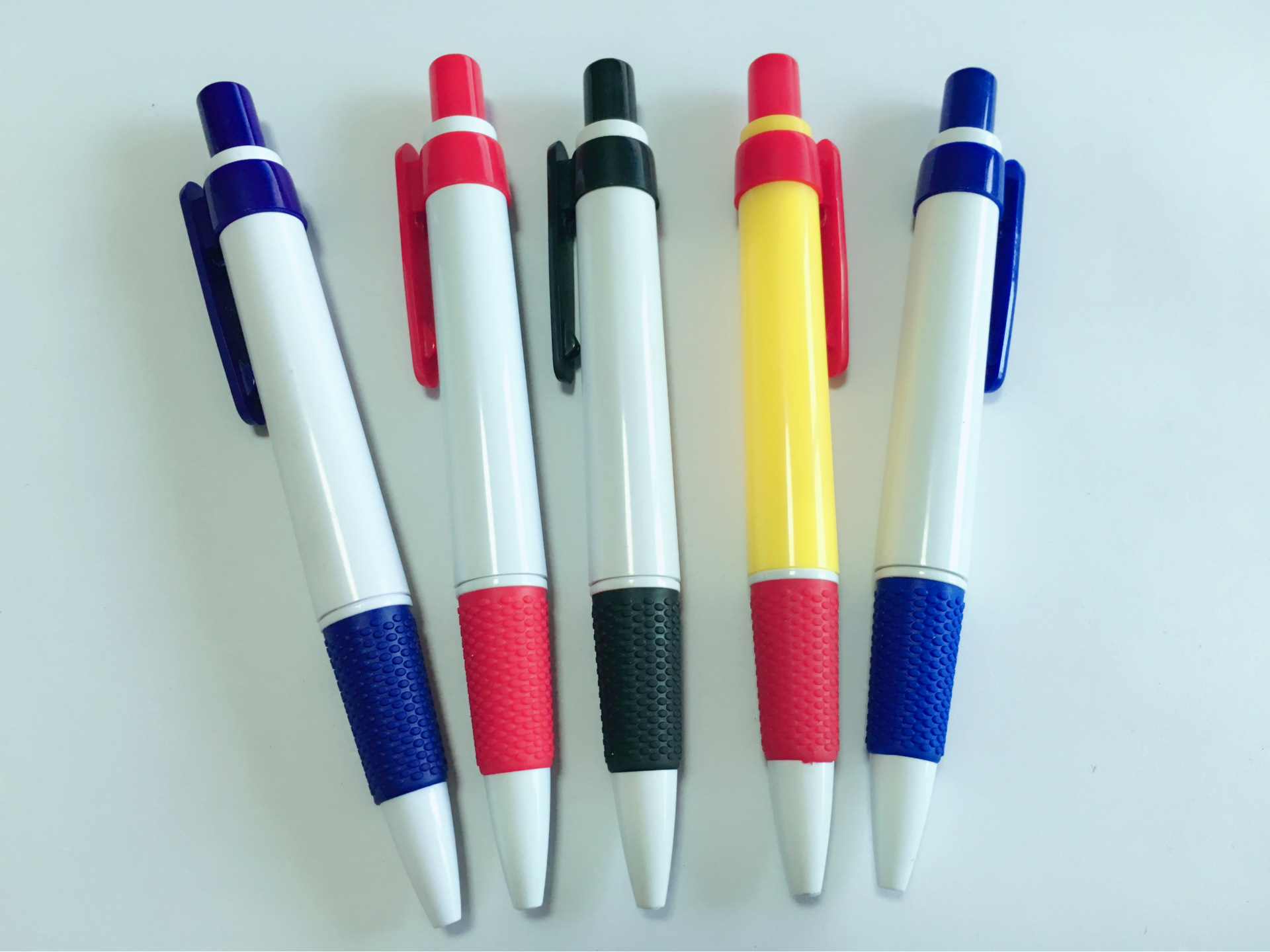 厂家直销按动油笔批发 塑料圆珠笔 广告礼品笔创意文具简易笔定制