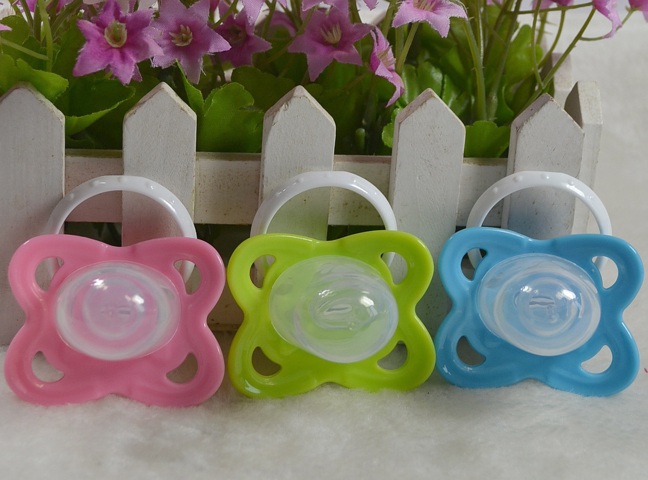 顶端为贴合婴儿哺乳窝的形状,促进哺乳运动;2.