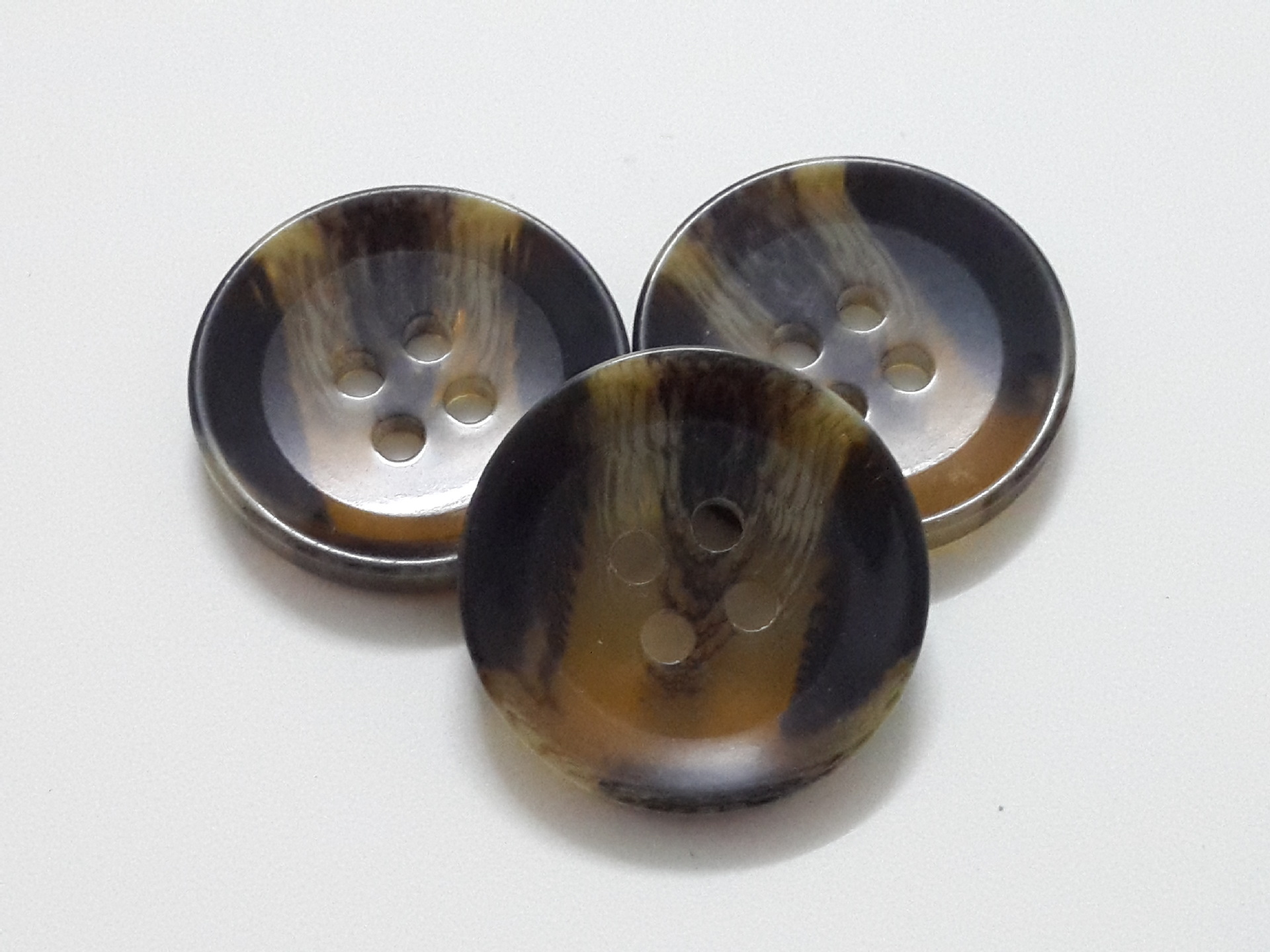 厂家供应 20mm高档仿真水牛角扣 四眼碗型花纹纽扣子 西服钮扣