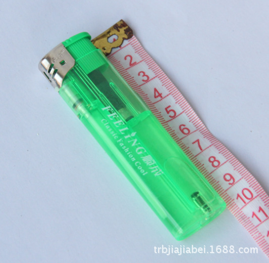 地摊热卖700加长打火机厂家直销塑料打火机一元两元日用百货批发