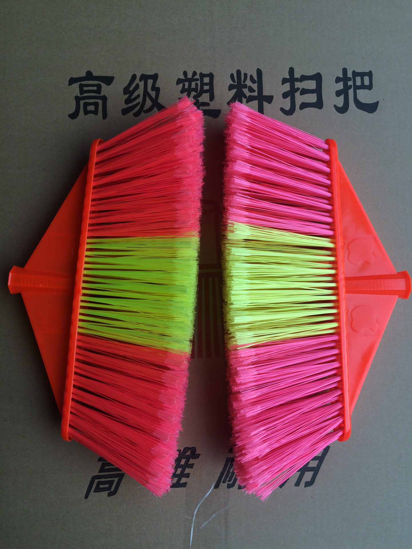 no15 厂家定制 苹果开毛款扫把扫帚 地摊塑料扫帚 实用扫把