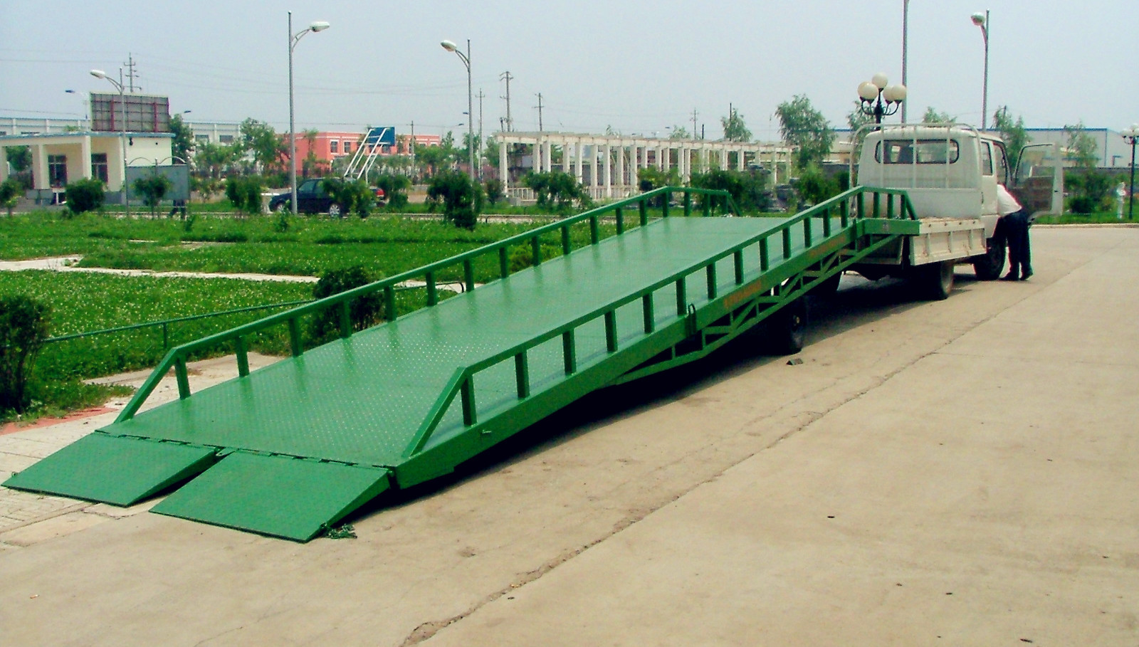 物流行业带动了广东液压登车桥的快速发展