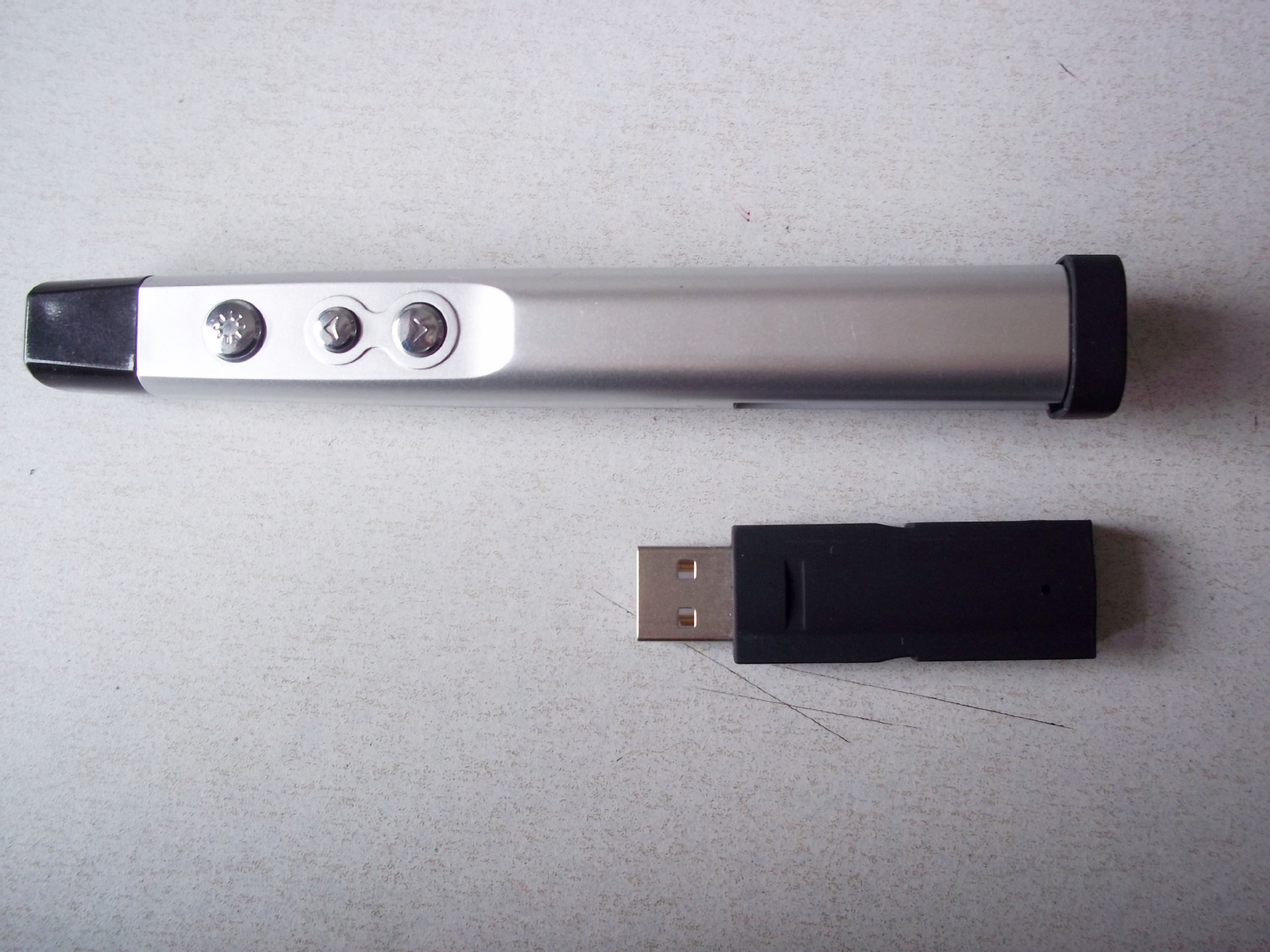 新款 多功能远距离遥控翻页激光笔 usb可充电 翻页接收一体机