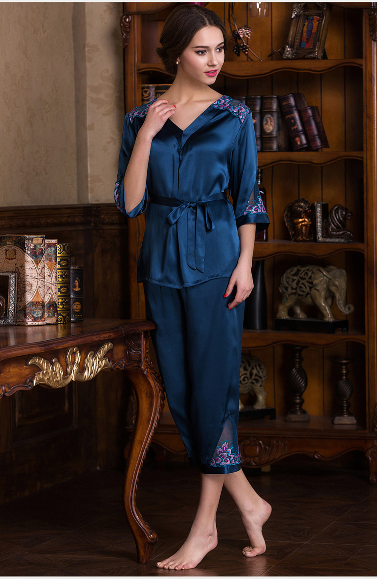 产品类别:睡衣 面料:真丝 风格:简约自然 厚薄:中等 产地:苏州 是否