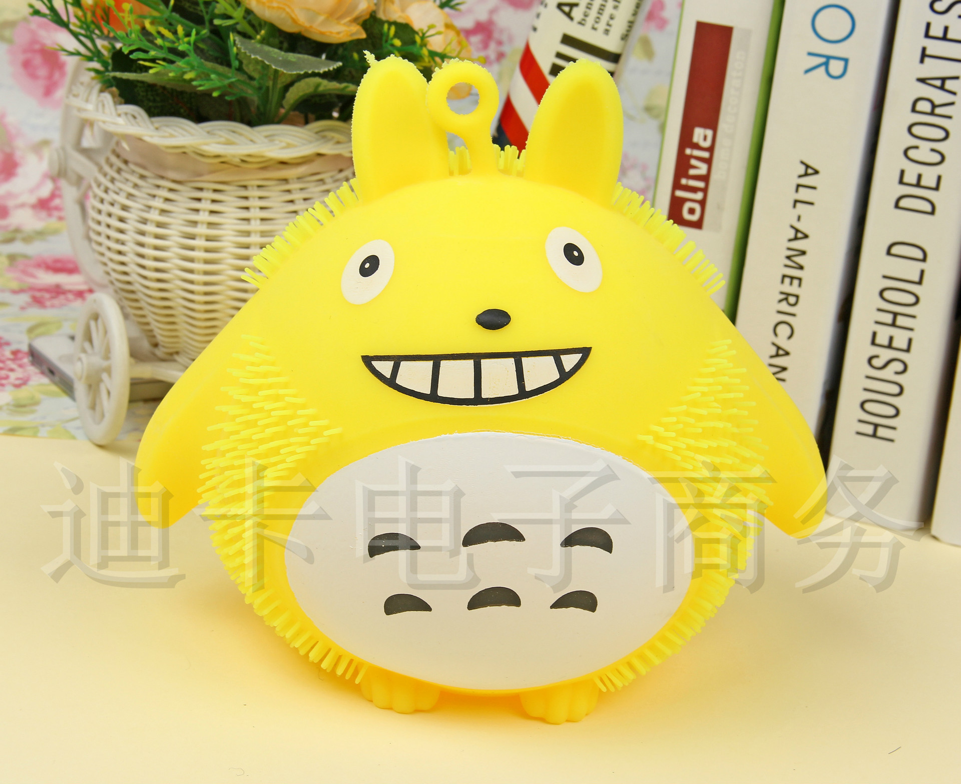 爆款地摊热卖橡胶龙猫发光 发泄 闪光毛毛球儿童玩具减压货源