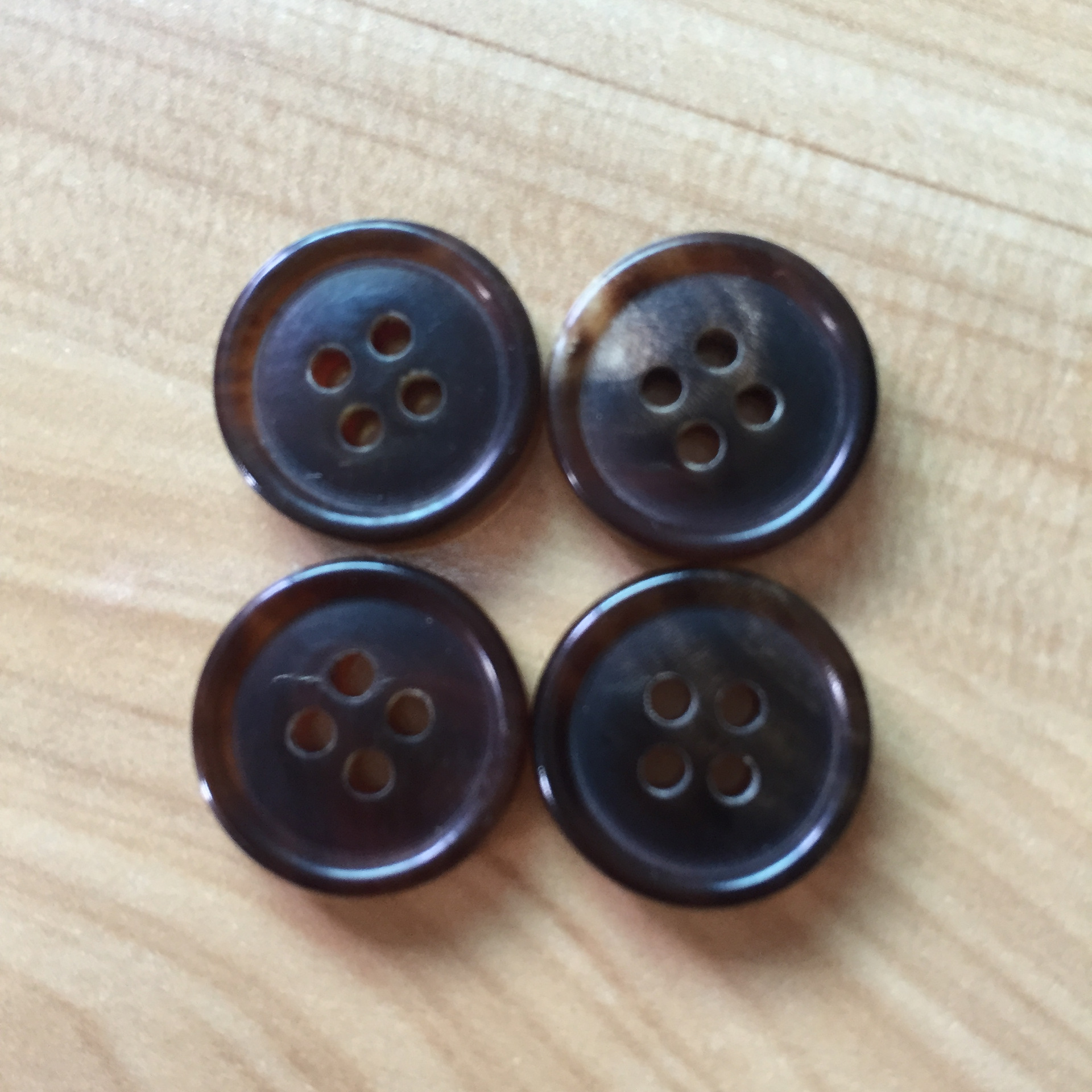 厂家直销 四眼 真牛角扣 高档西服 风衣纽扣 可定制
