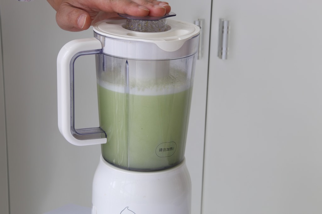 步骤三:启动榨汁机时间设定为3-5分钟, 步骤四:倒出即可饮用,饮用时