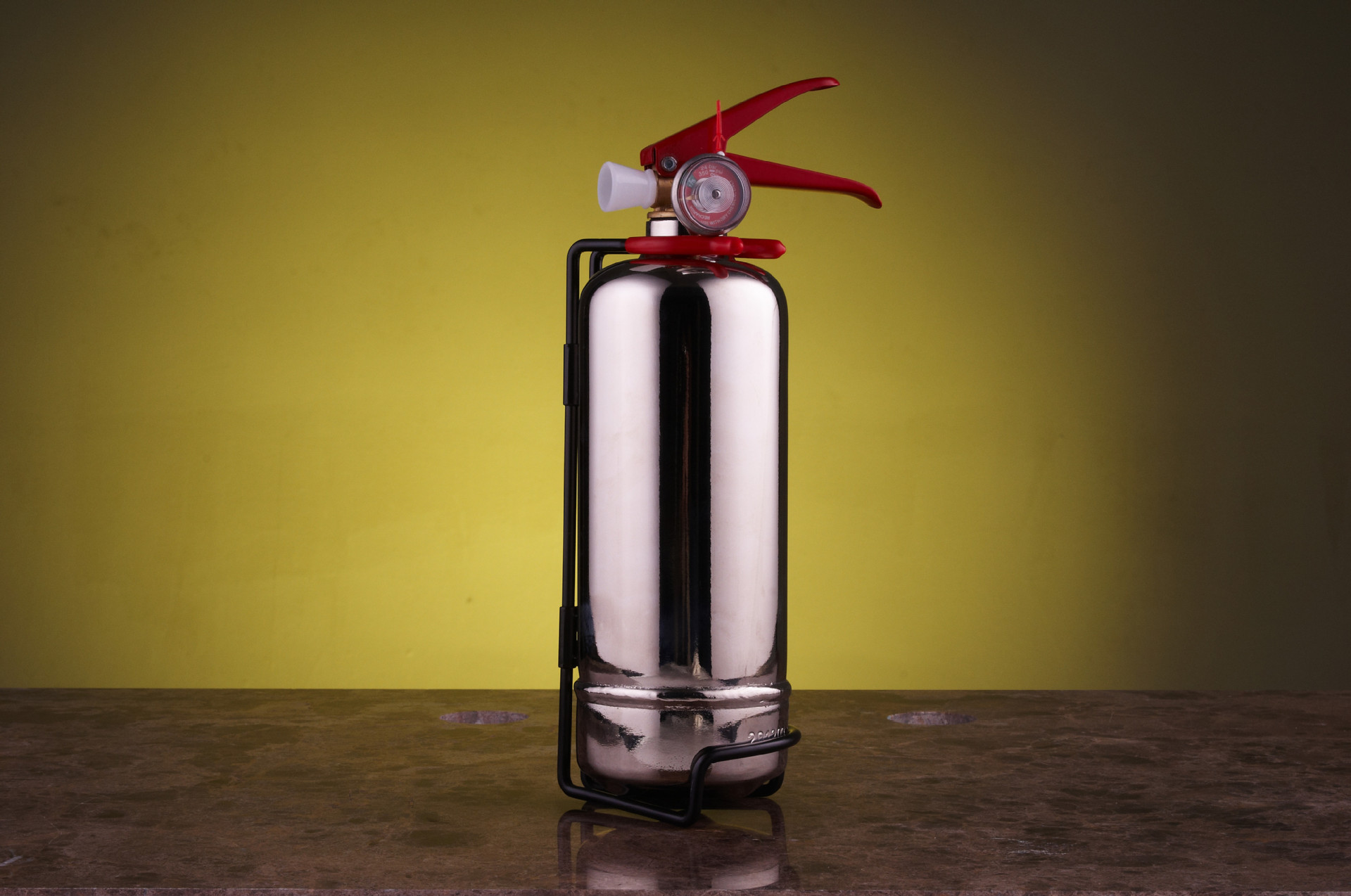 设计加上纤细的瓶身完全可以代替安全锤的功能,比普通灭火器多了一份