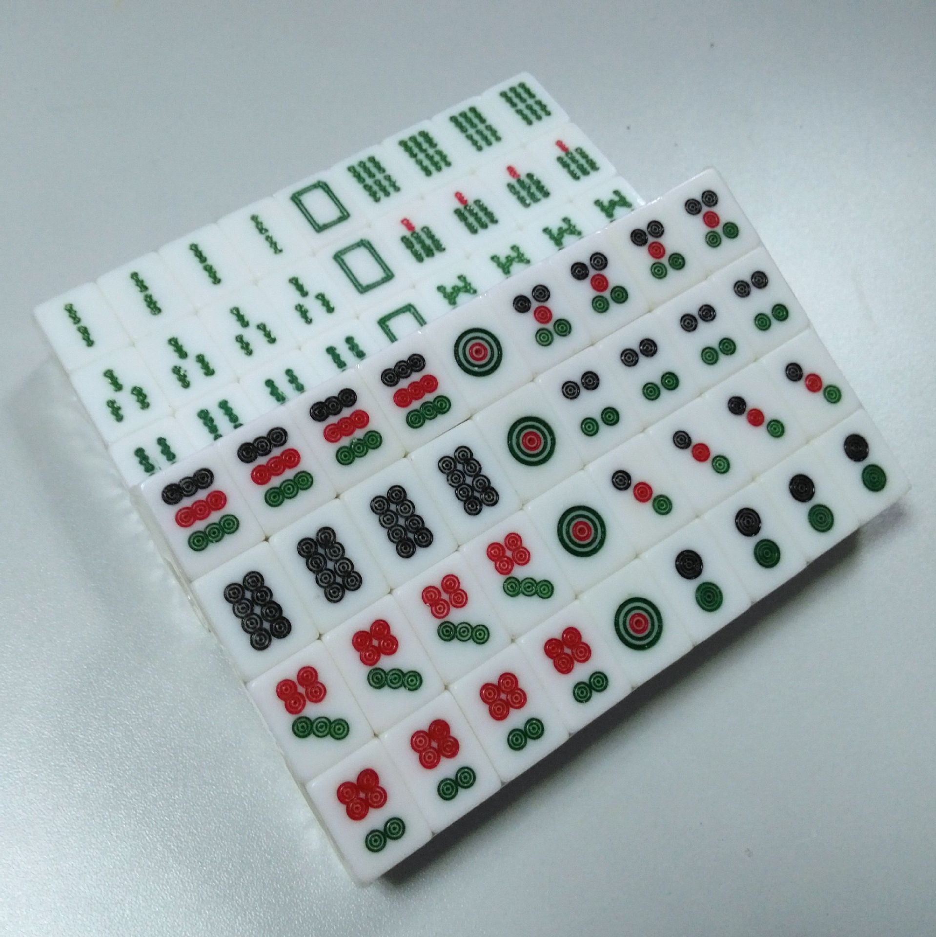 麻将尺寸:20*14*10mm(单粒麻将牌,出于测量手法力度,每个麻将的尺寸