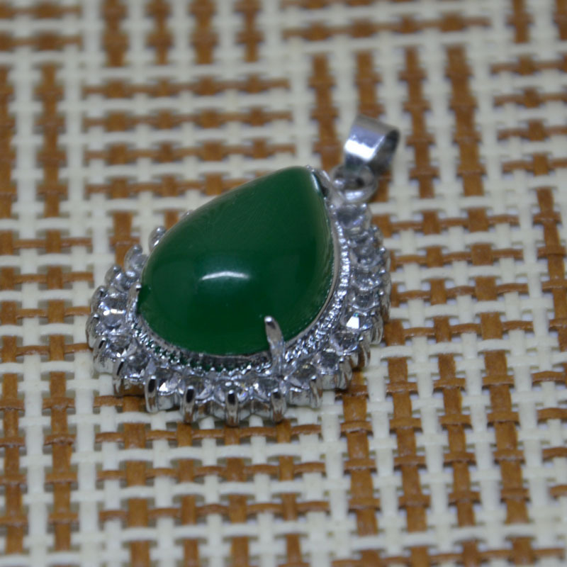 天然玉石正品正阳绿女款马来玉水滴形吊坠项坠江湖地摊镶钻玉器