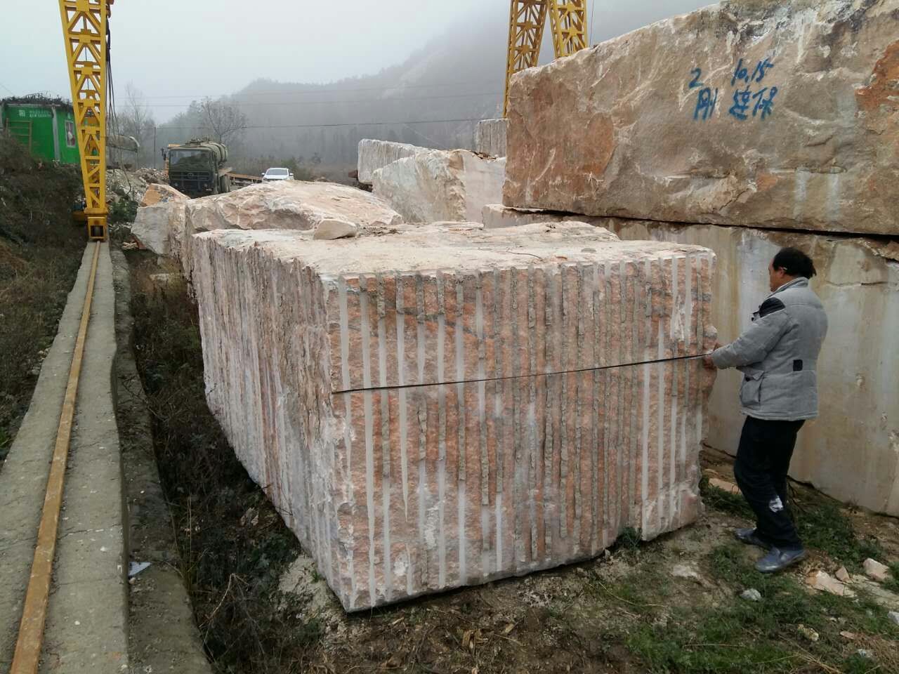 什么是石材荒料 毛料石 矿山供应 规格可定制