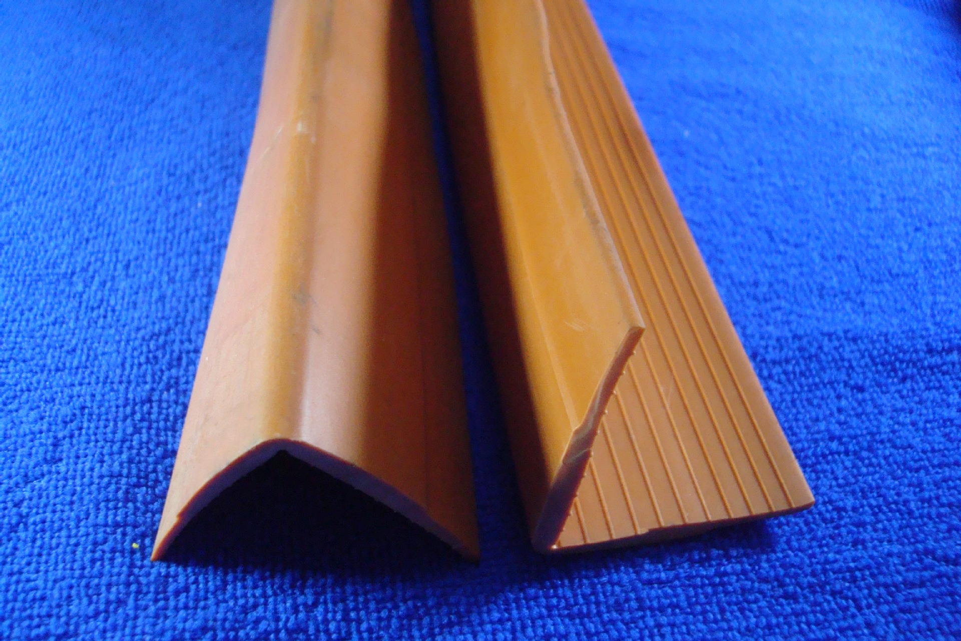 深圳护墙角批发 pvc软质双色加厚版拐弯护墙角 防撞条 护角条