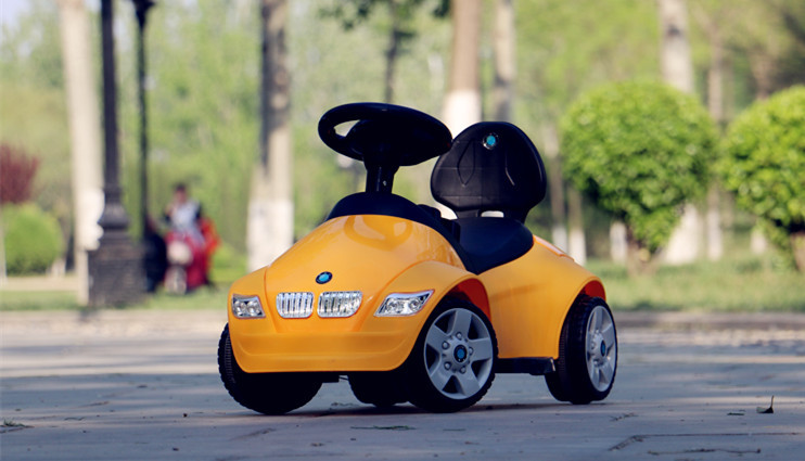 新款宝马电动童车 儿童小汽车带遥控 可坐玩具车带音乐故事