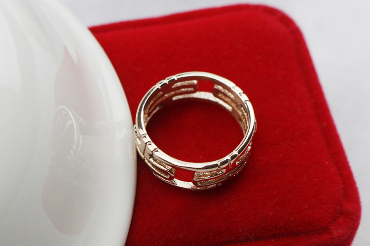 经典老款 欧美复古轮回长城字纹戒指 钛钢玫瑰金孔孝真蜜蜡戒指