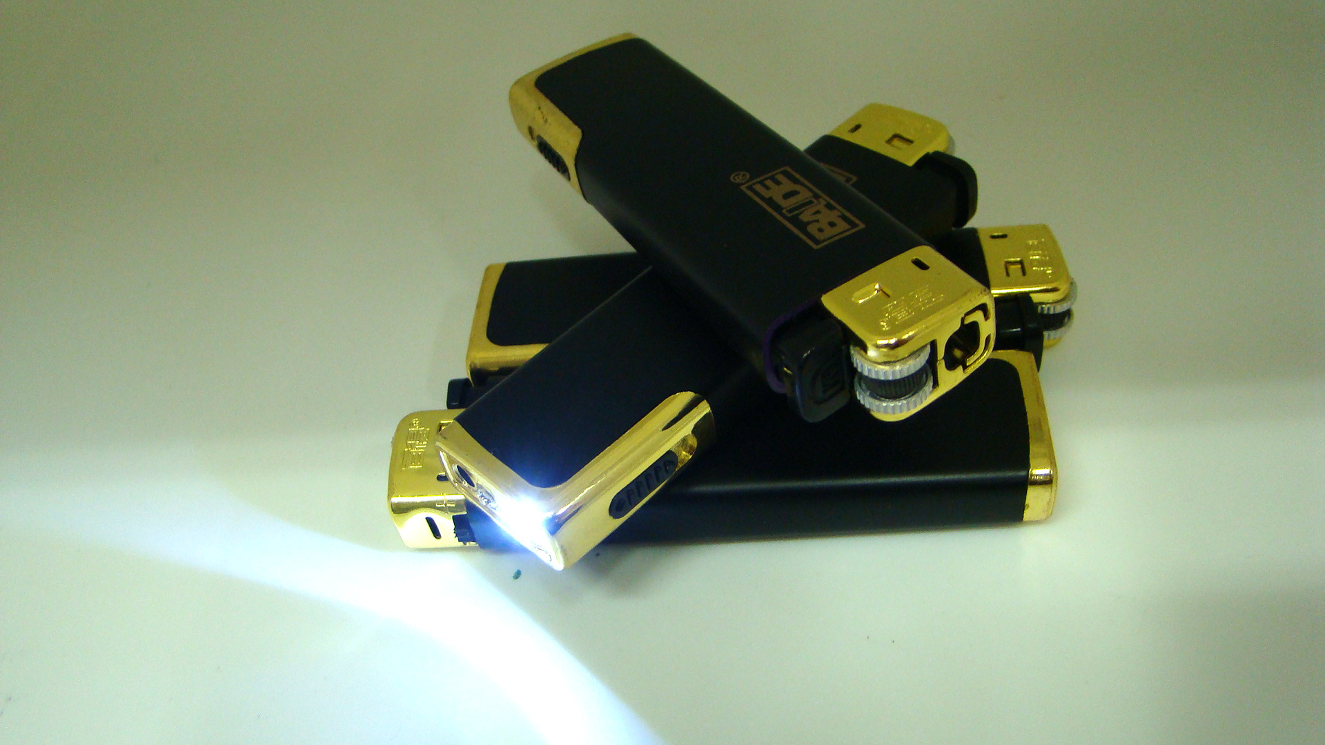 高档带灯砂轮百得打火机 飞火飘火鬼火 高雅机身手感轻巧