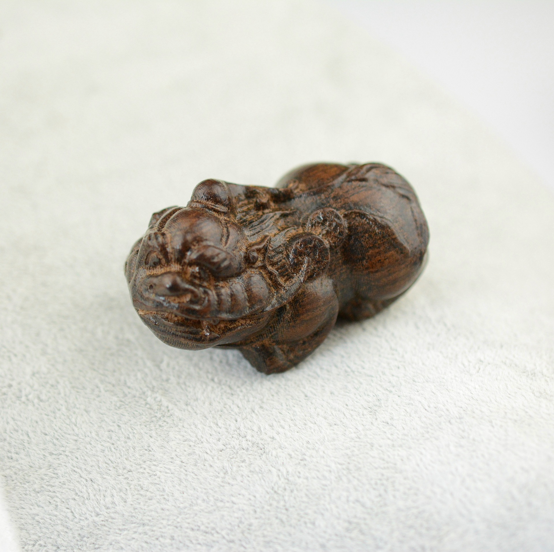 越南沉香木手把件 皮黑木雕刻手玩手把件 文玩手把件批发多款选择