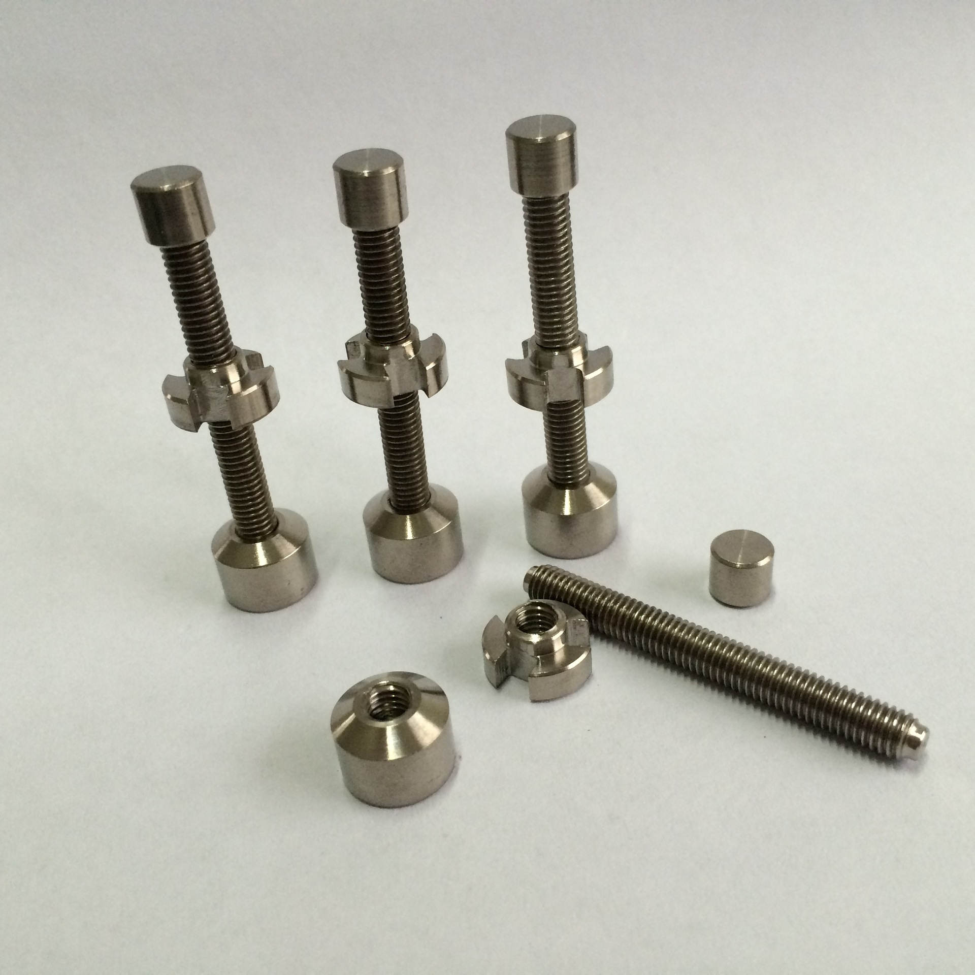 厂家供应14mm &18mm 可调节钛钉