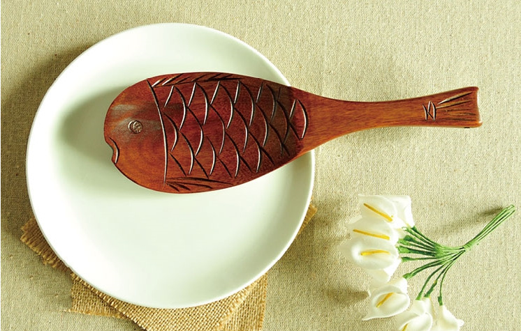 日式za楠木手工雕刻鱼形木制饭勺日式复古饭铲勺子烹饪勺