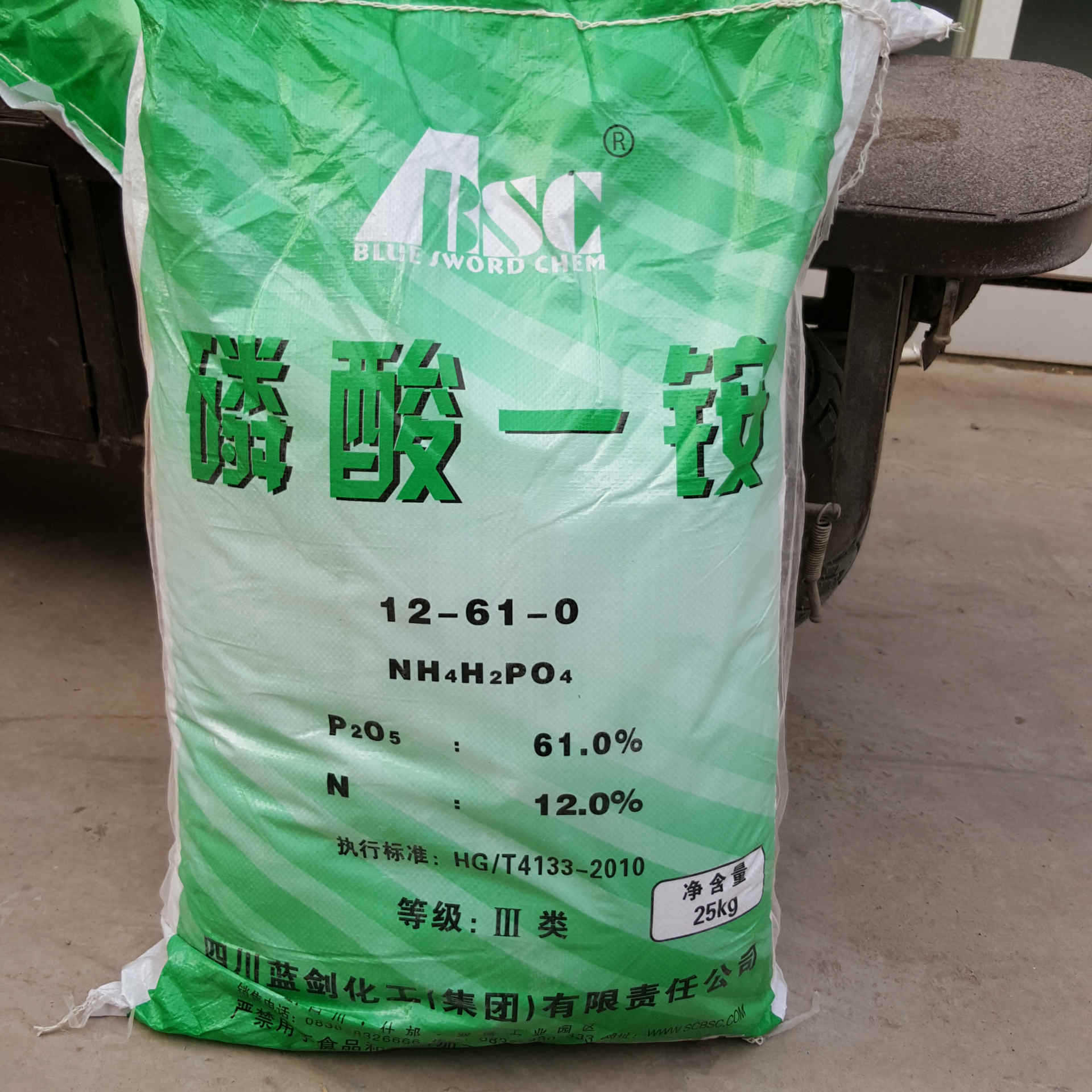 可用氨水和磷酸反应制成,主要用作肥料和木材,纸张,织物的防火剂,也