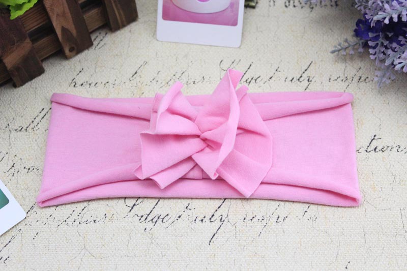 义乌潮尚饰品厂专业从事饰品生产8年之久,生产布类儿童及成人发带