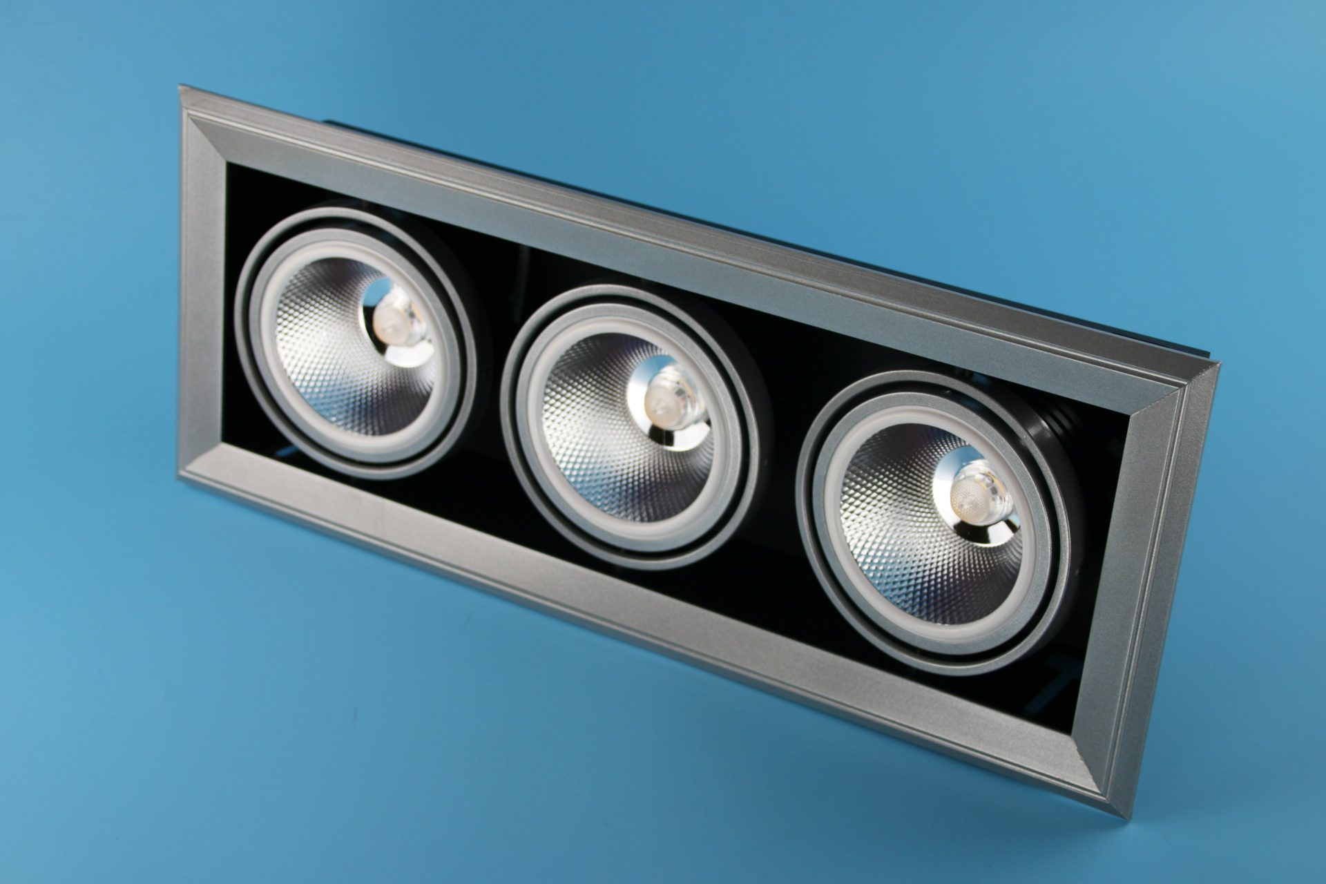 ar111铝银三头cob斗胆灯 嵌入式格栅射灯 家具工程商业照明