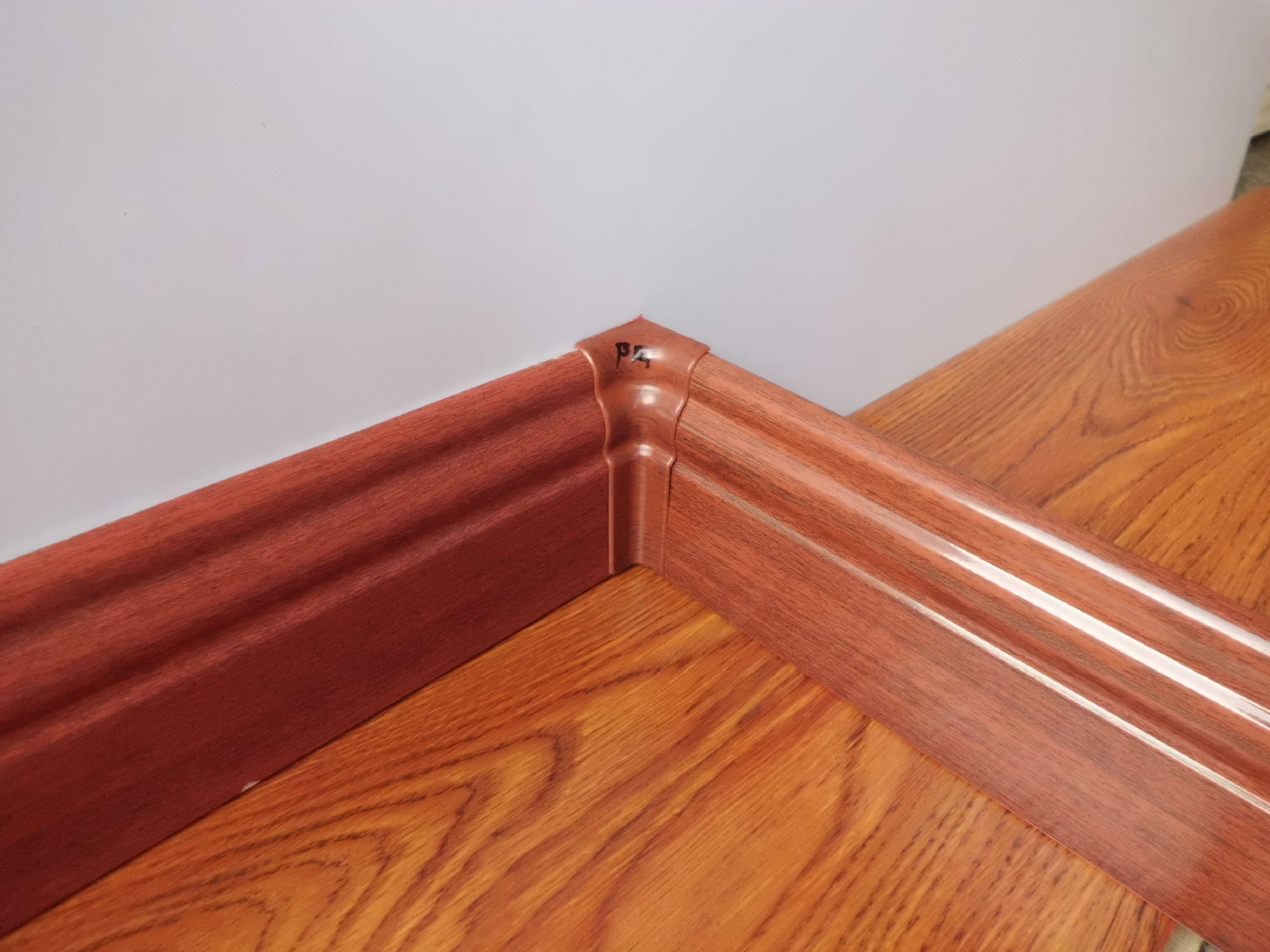 大量供应塑钢pvc高分子装璜装饰高级踢脚线-xh系列