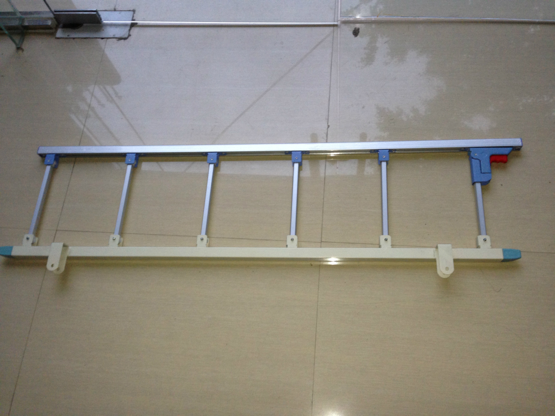 xf022 厂家直销优质铝合金电泳护栏 家用医用病床护栏可调可折叠