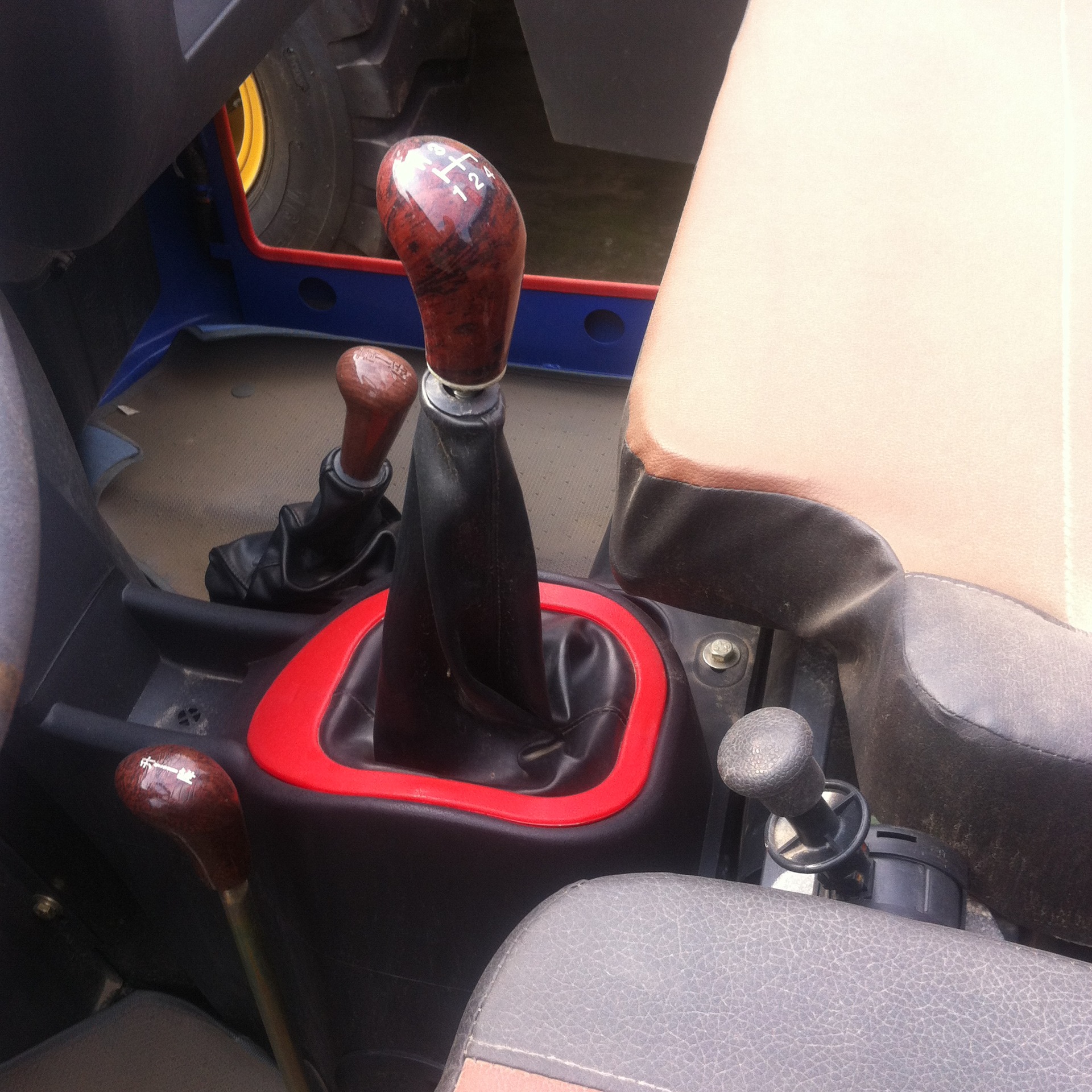 直销时风风骏1500农用 断气刹 自卸柴油三轮车28马力 货箱2.7米