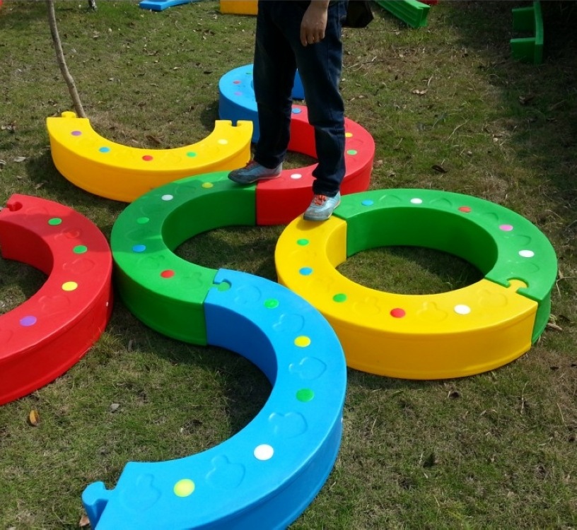 幼儿园早教儿童平衡木弯形独木桥感统训练器游戏大滚圈半月摇