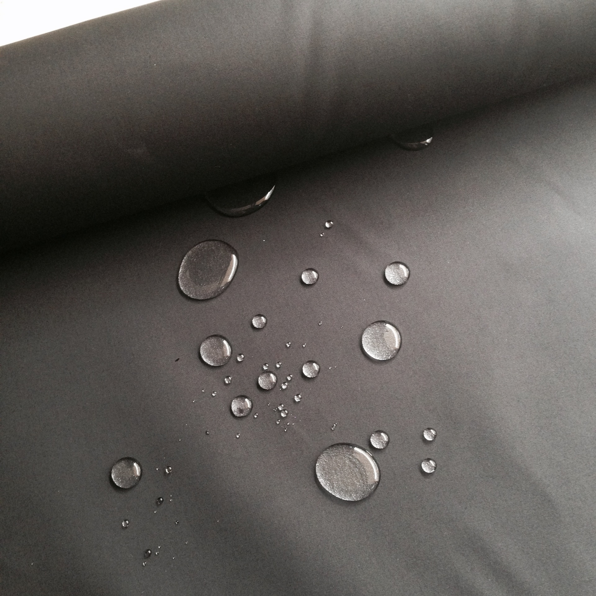 它的双层防水,除了表面胚布防水墙布什么面料好,墙布底布也做了一道