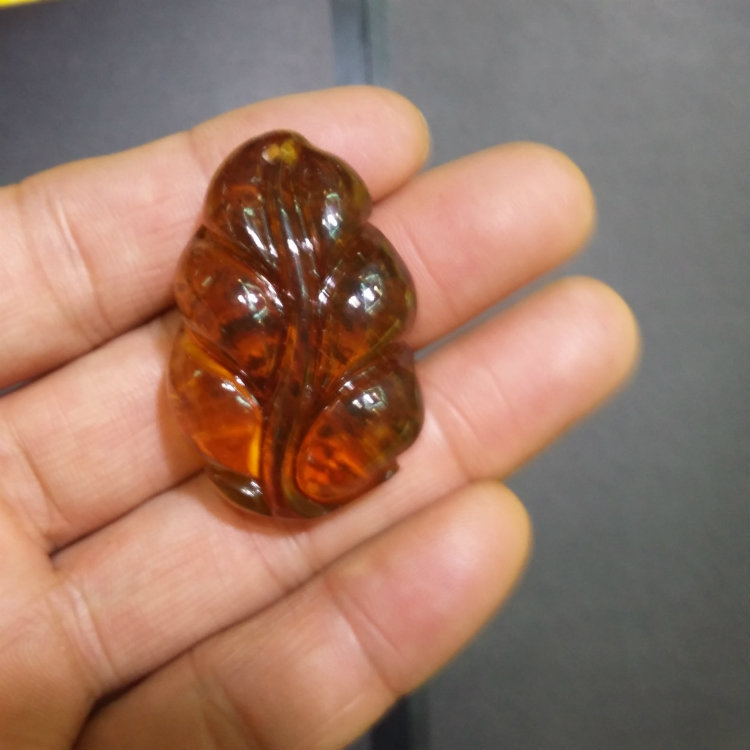 乌克兰琥珀蜜蜡吊坠变色带荧光浮盐水精品无优化带皮雕刻批发零售