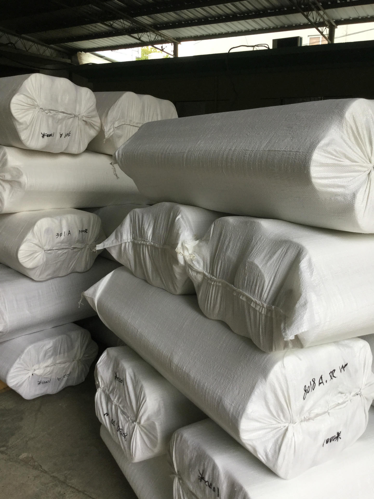 现货供应 18克至60克尼龙热轧无纺布