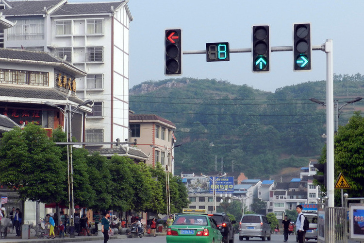 交通信号灯杆/指示灯/红绿灯/人行道/违