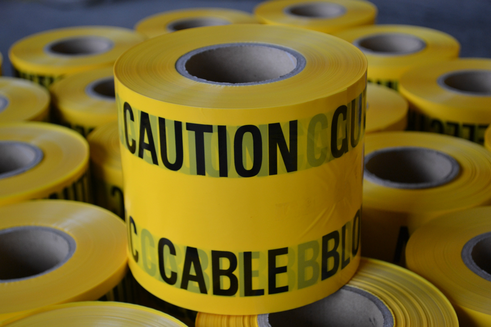 caution electric cable below警示带