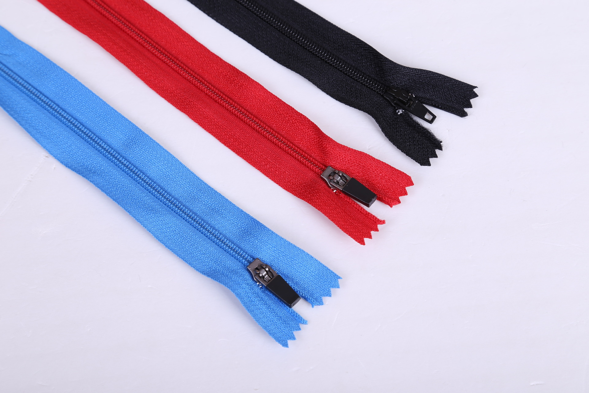 拉链分为:尼龙拉链,树脂拉链,金属拉链,防水拉链,隐形拉链,pvc拉链