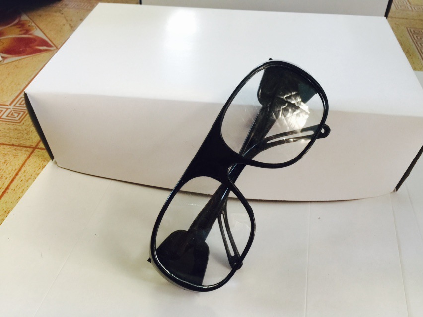 透明白色电焊打磨眼镜强光紫外线电焊镜打磨劳保防护眼镜2010批发