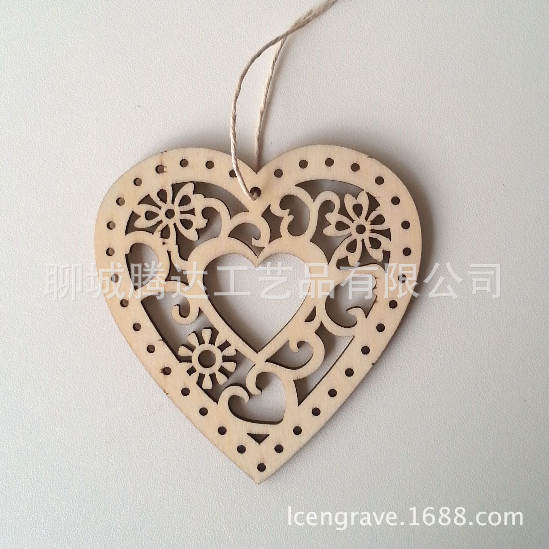 心形镂空木挂件创意木片雕刻心形图案挂件欧式镂空木质挂件可定制