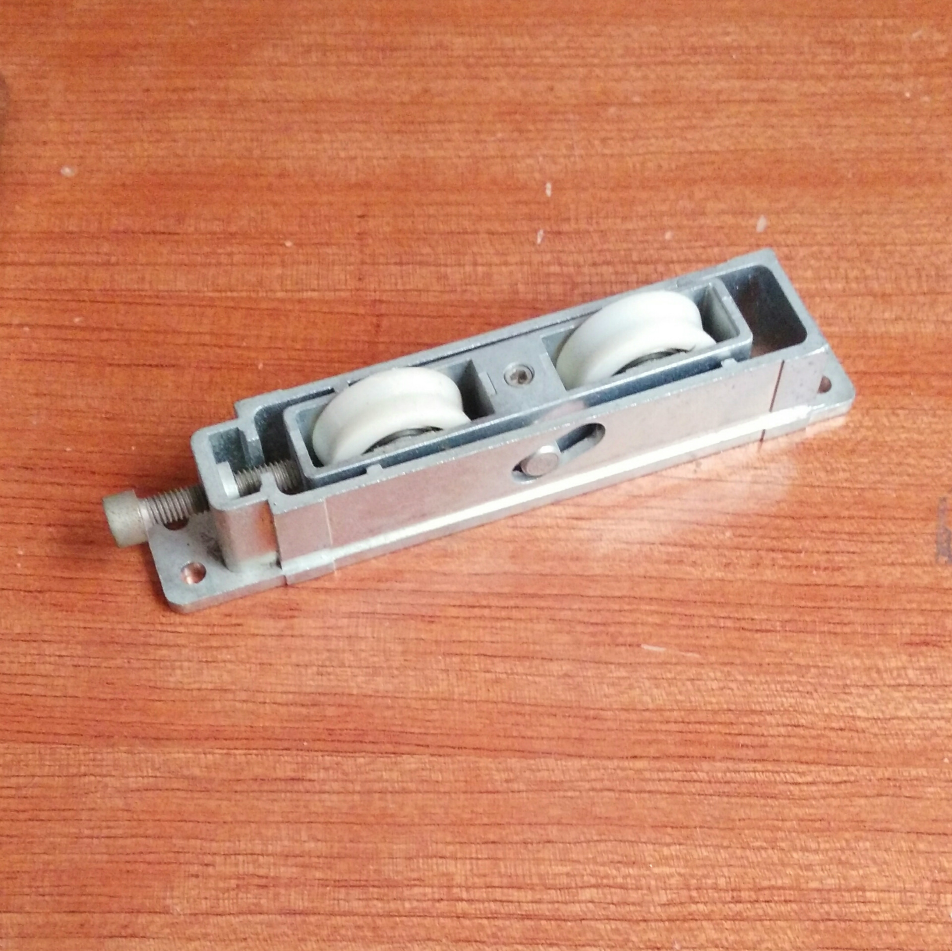 低价供应推拉门27宽压铸地轮 u型轮 v型轮