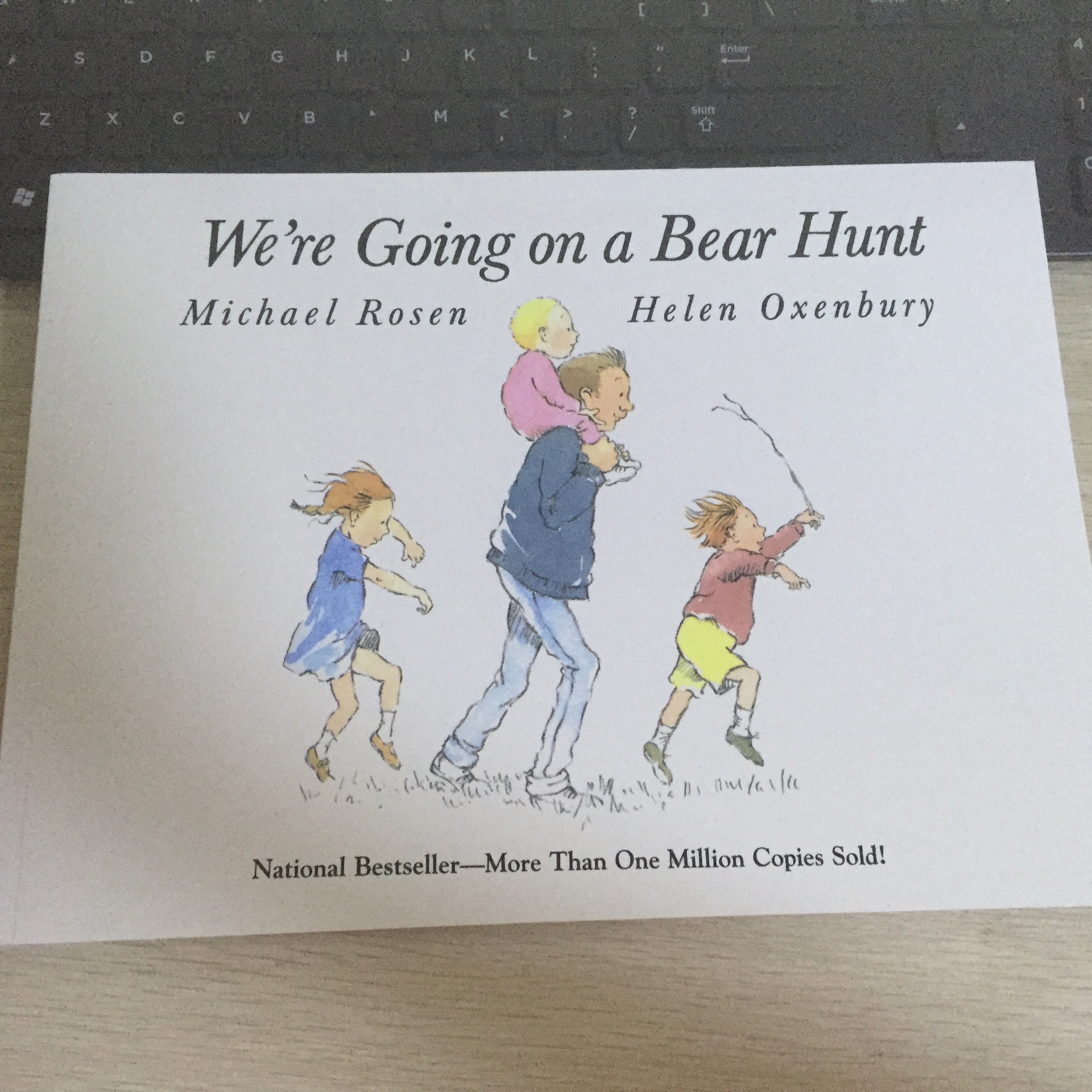 畅销绘本were going on a bear hunt 我们去猎熊 英文绘本原版