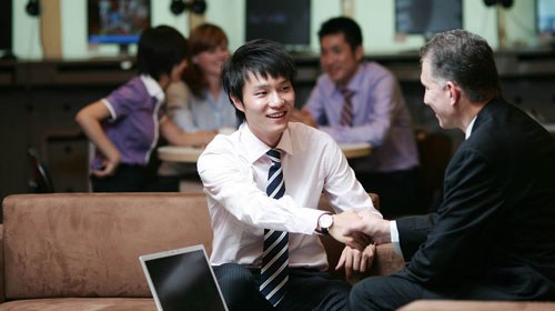 商务谈判之前首先要确定谈判人员,与对方谈判代表的身份,职务要相当.