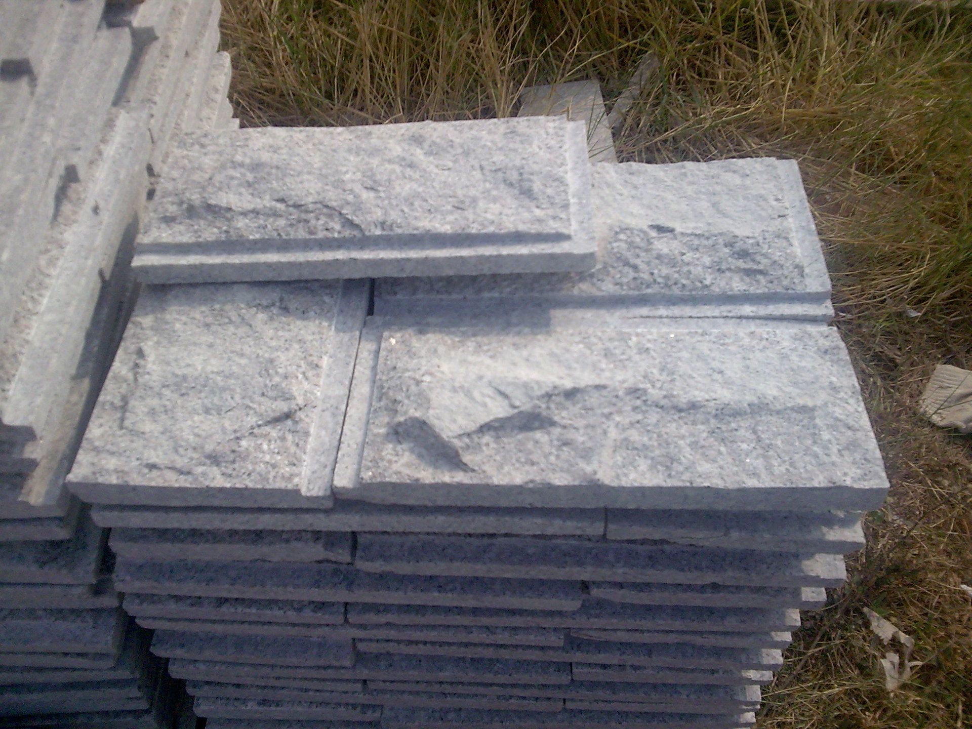 芝麻灰602花岗岩,被广泛用于景观石,人行道铺装,广场.