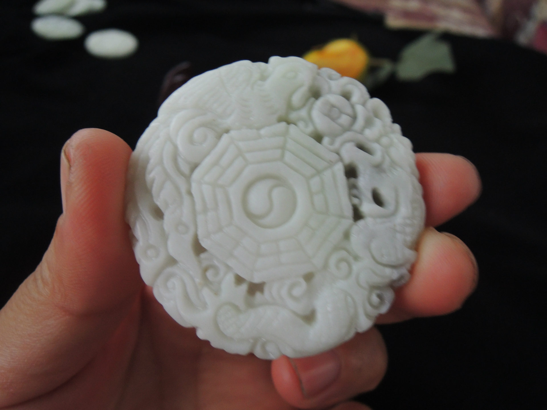 河南镇平地摊玉器批发 天然蓝田玉龙凤八卦玉石吊坠 可出玉证书