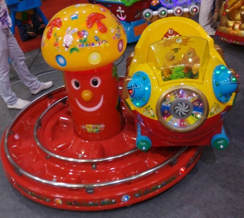 大型旋转轨道小火车蘑菇头小火车投币摇摆机投币电动蘑菇轨道车