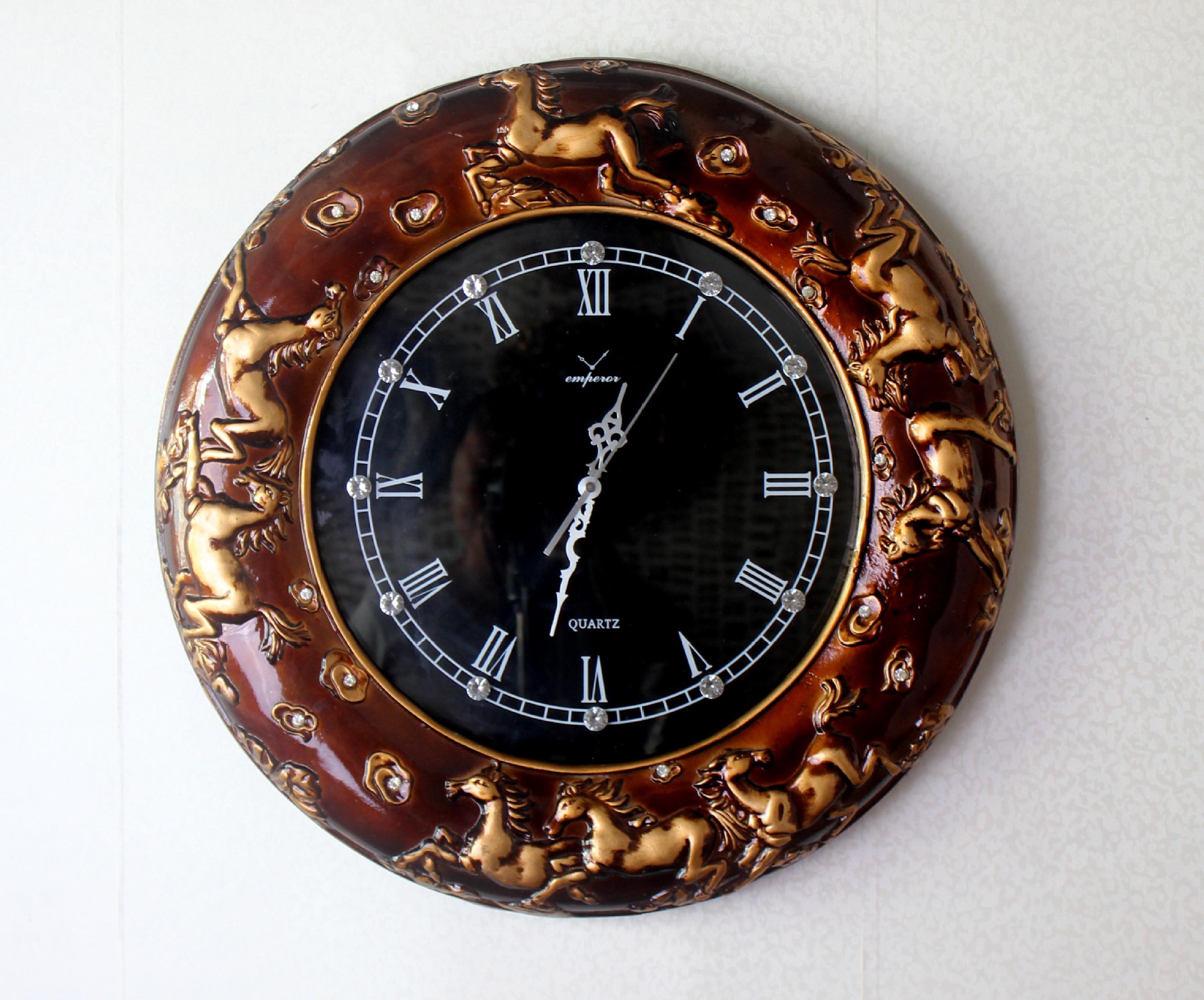 义乌钟表城 马到成功2017创意钟表 树脂挂钟工艺品 居家摆件