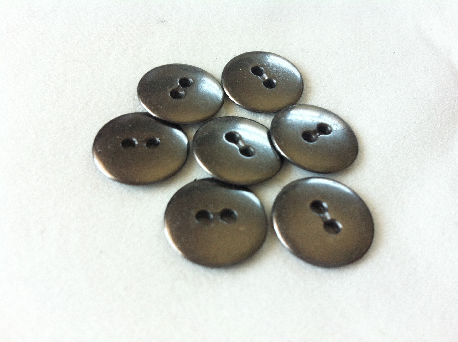 供应15mm黑镍色两眼锌合金金属药片扣 纽扣