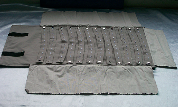 灰黑吊坠珠宝卷