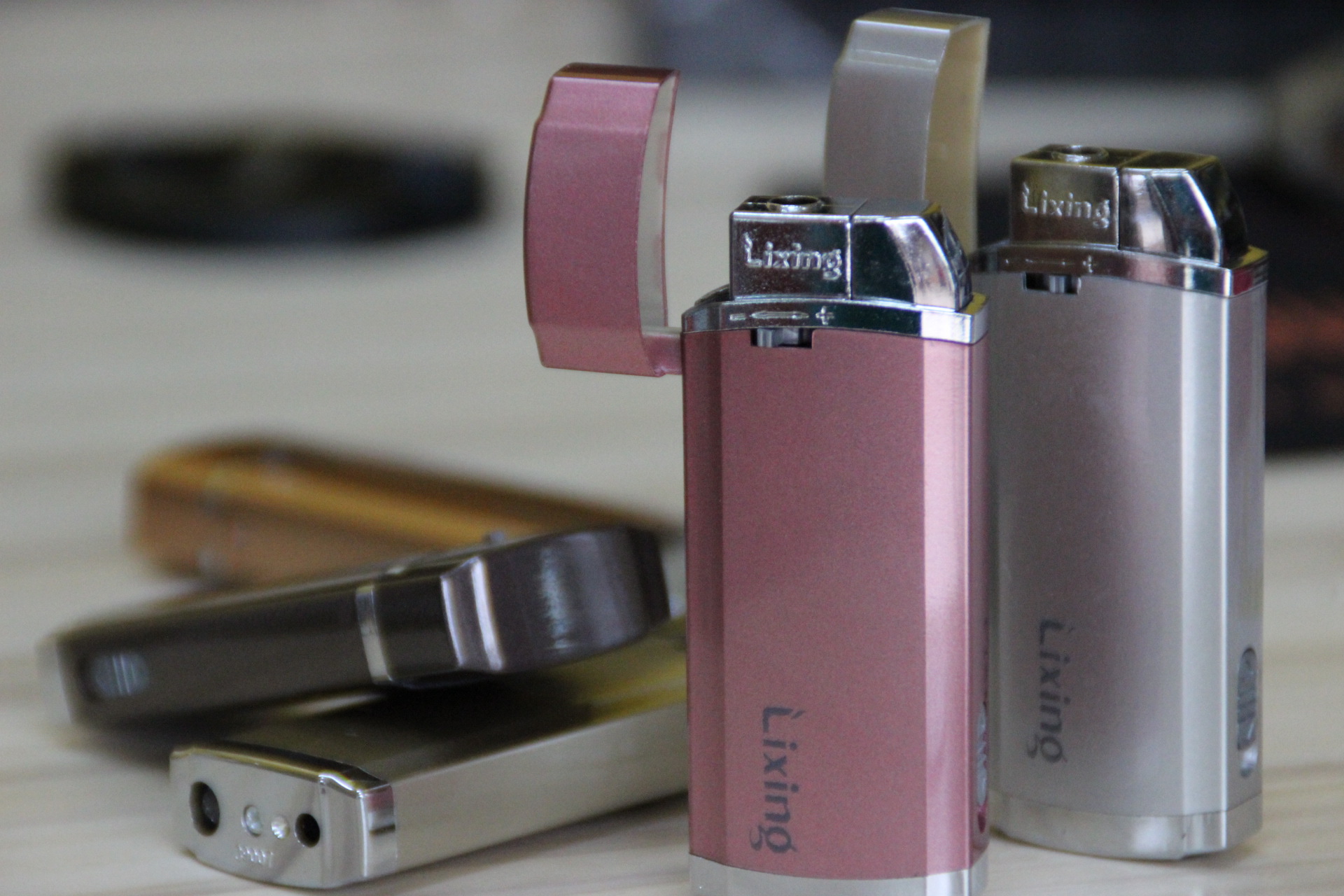 新浔一次性仿金属塑料翻盖防风带灯打火机喷漆五色打火机厂家直销